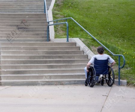 轮椅残疾人图片