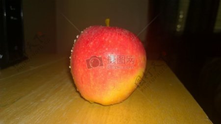 桌面上的苹果