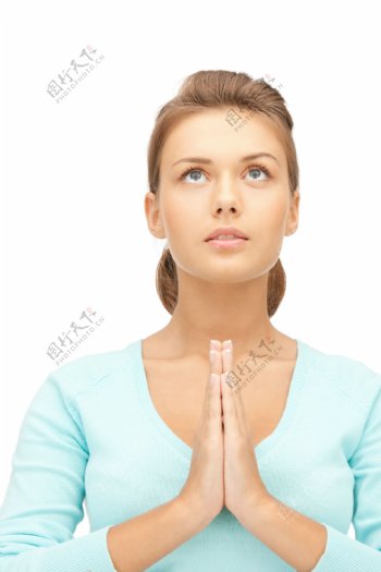 双手合十祈祷的美女图片