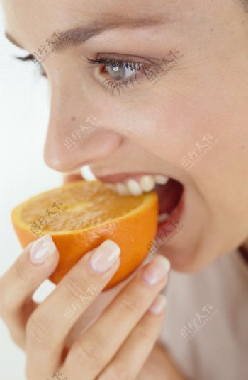 拿着橙子咬的国外美女图片图片