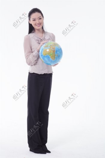 拿着地球仪的漂亮女孩图片图片