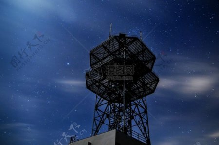 星空下的无线电发射塔