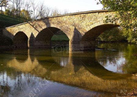 河面上的拱形桥