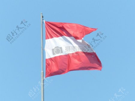 蓝天下的奥地利国旗