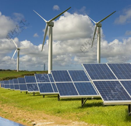 草地上的太阳能与风力发电机图片