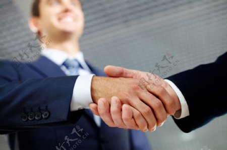 握手合作的商务男士图片