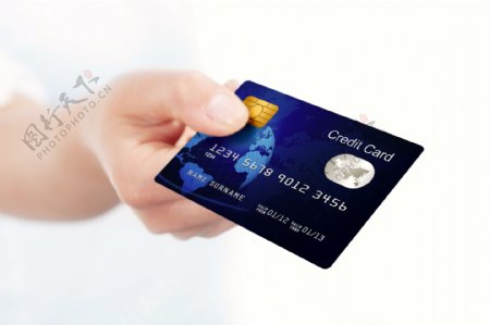 手中的信用卡图片