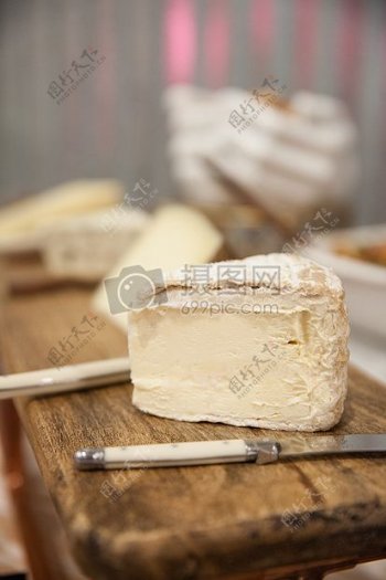 案板长切开的奶酪