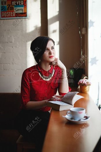 女子在红色七分袖按钮向上衬衫白天布朗木制台面近白色陶瓷杯斜塔