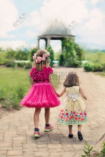 孩子们穿着粉红色连衣裙球