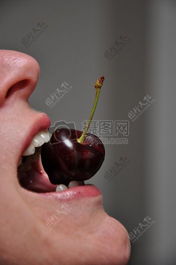 美食者嘴里的樱桃