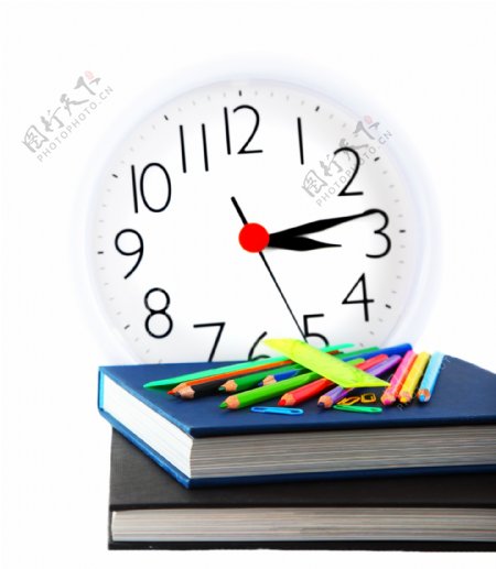 书本上的铅笔与钟表