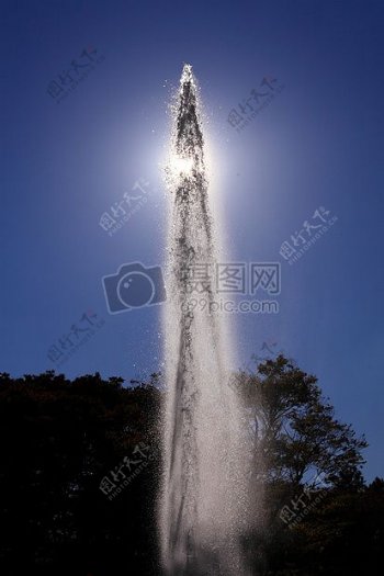天空蓝色太阳喷泉对比度亮度主题水