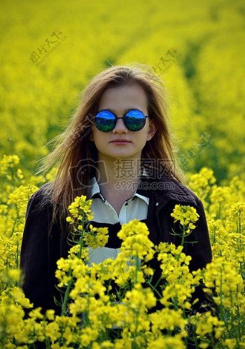 年轻女孩在草地上的黄色