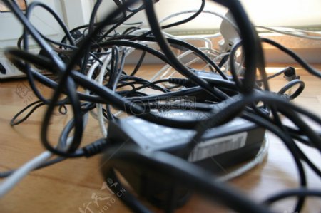 桌上杂乱的充电线