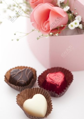 情人节玫瑰花与巧克力图片