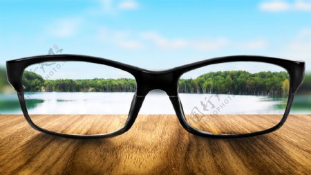 木板眼镜湖水背景图片