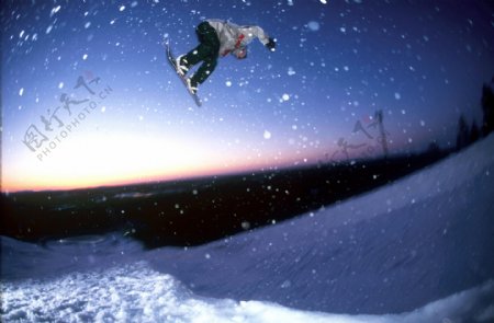 雪花飞舞中滑雪的男人图片