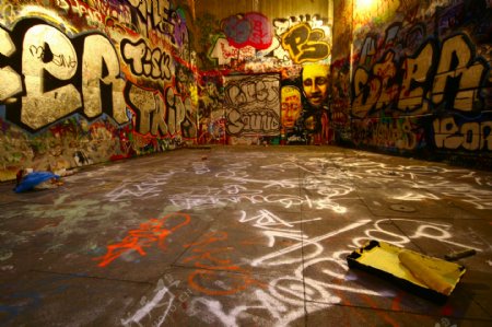 夜晚喷满涂鸦的墙壁和地面图片
