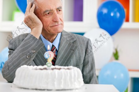 老人年与生日蛋糕图片