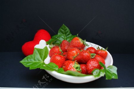 白色碟子里的草莓