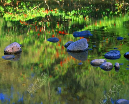 清澈的小溪中石头高清风景图片图片