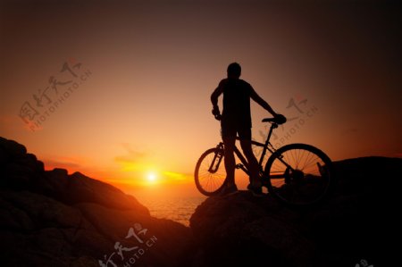 夕阳下的单车人物图片