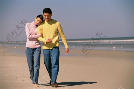 海边散步的情侣图片