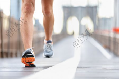 跑步的男人腿图片