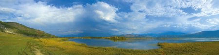蓝天白云湖泊宽幅风景图片