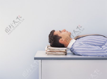 办公室睡觉的商务男性图片