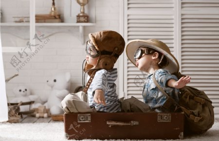 坐在行李箱里的两个孩子图片