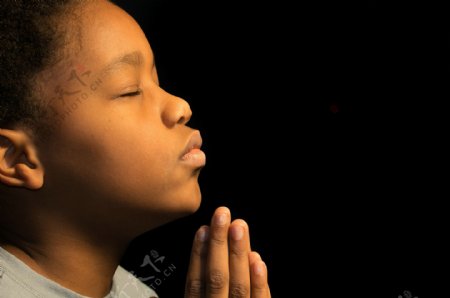 双手祷告的小女孩图片