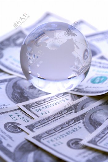 水晶地球与美金钞票图片