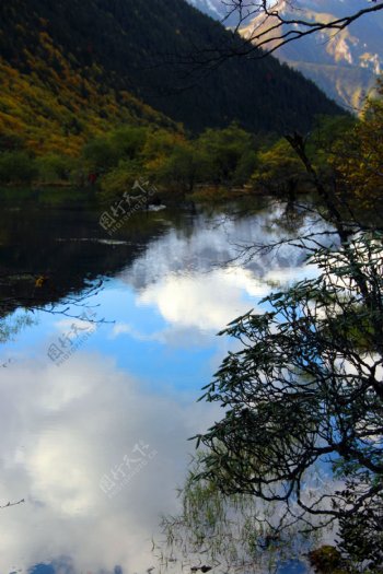 美丽湖泊倒影风景图片