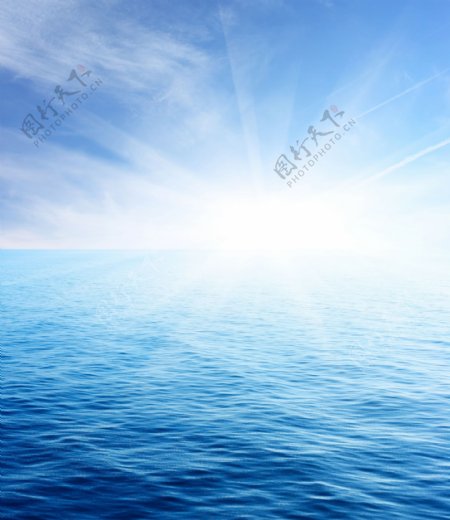 初升海平面的太阳图片