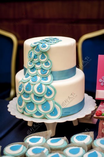 蓝色孔雀羽毛状婚礼蛋糕图片