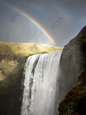 唯美彩虹瀑布图片