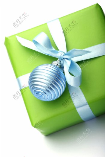 圣诞球与绿色礼物图片