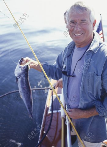 钓鱼的老人图片