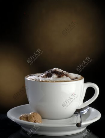 咖啡与巧克力豆摄影图片