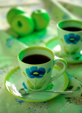 花陶瓷盛装咖啡图片