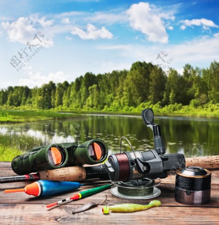 木板上的钓鱼工具图片