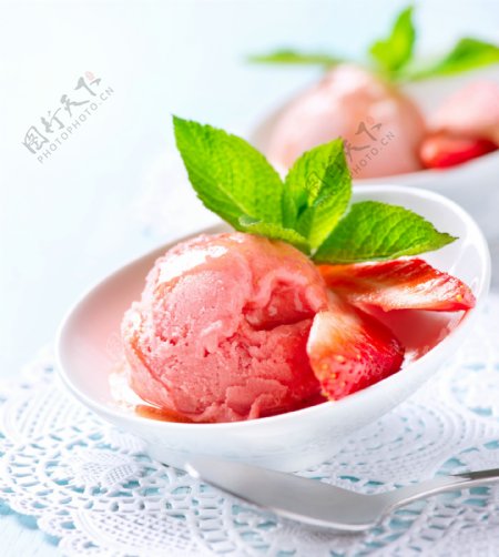 草莓味冰淇淋图片