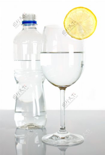 水瓶与水杯图片