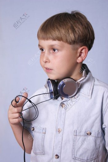 戴耳机的外国儿童图片
