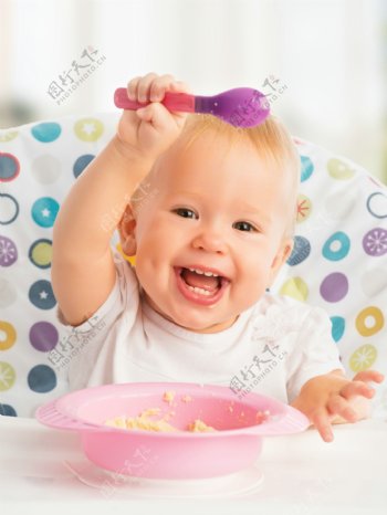 开心吃饭的女婴图片