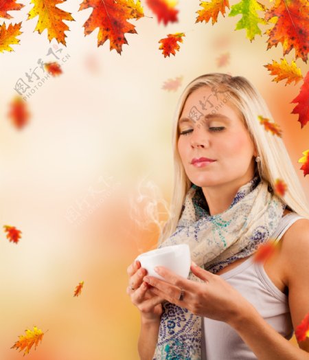 喝茶的秋天美女图片