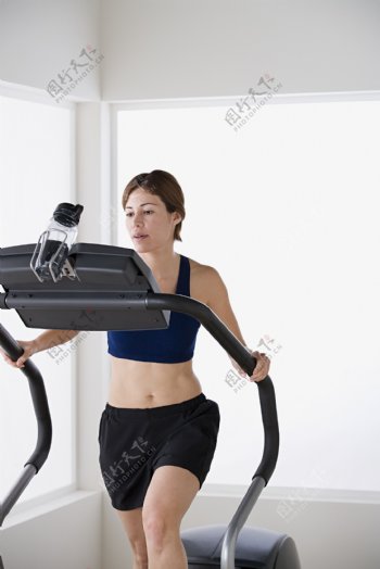 跑步机健身女性图片