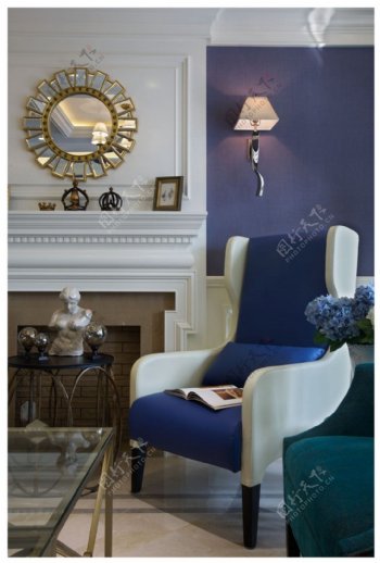 美式客厅创意蓝色沙发设计图
